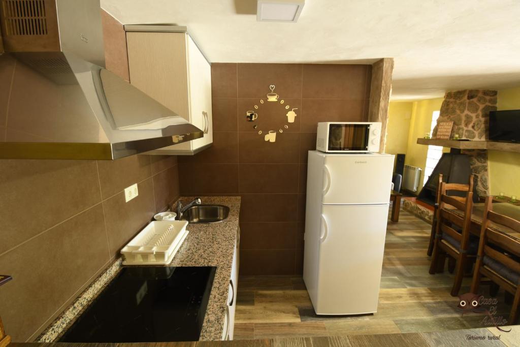 A kitchen or kitchenette at Casa el Autillo l