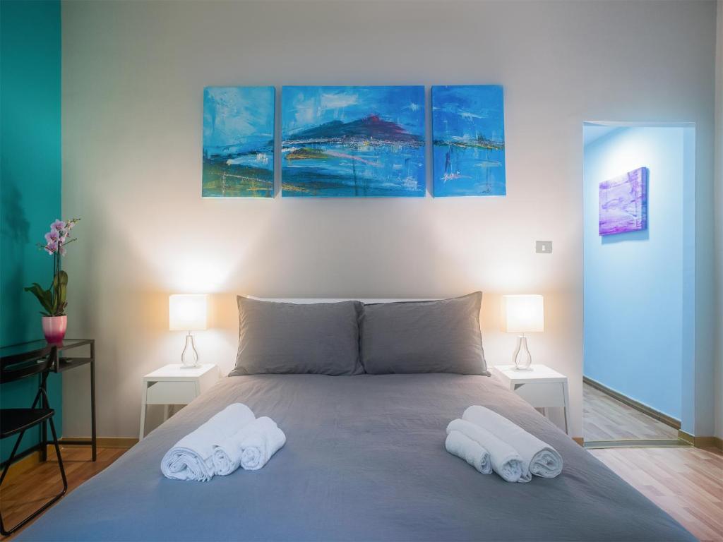 ein Schlafzimmer mit einem Bett mit zwei Kissen darauf in der Unterkunft Madà B&B in Neapel