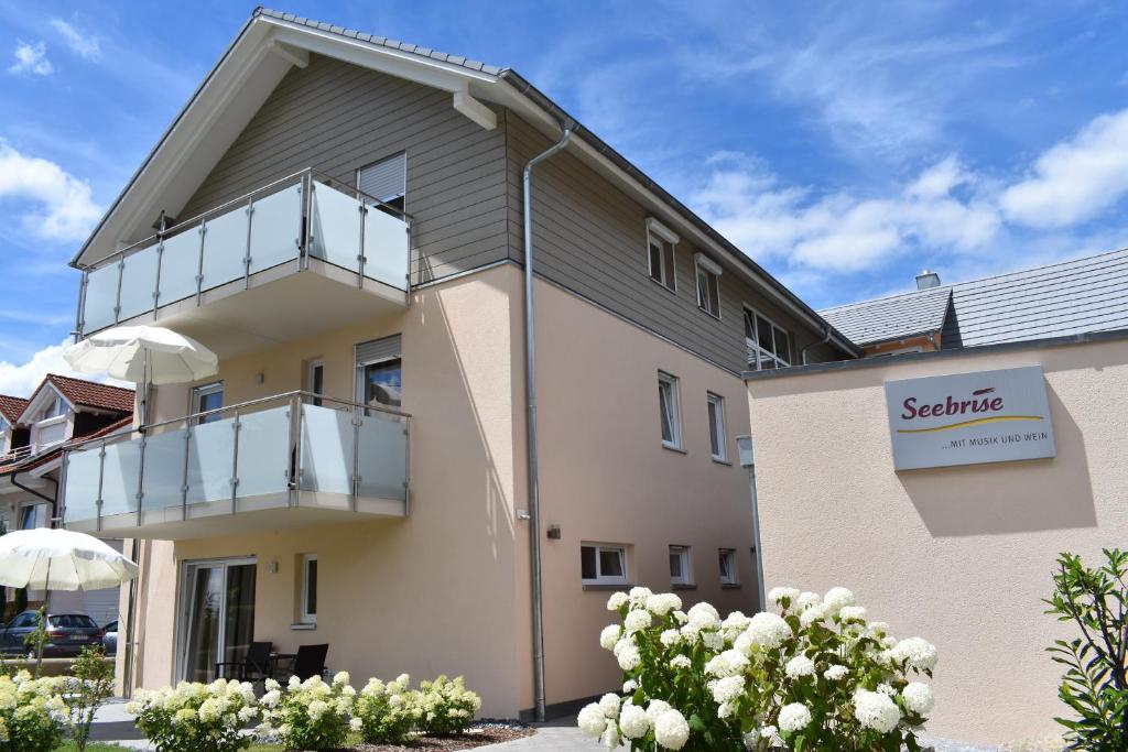 un edificio con balcone sul lato di Seebrise mit Musik und Wein a Meersburg