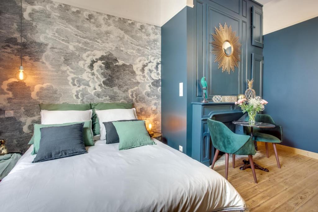 um quarto com uma cama grande e paredes azuis em LE CELESTE - Centre Historique - em Rennes