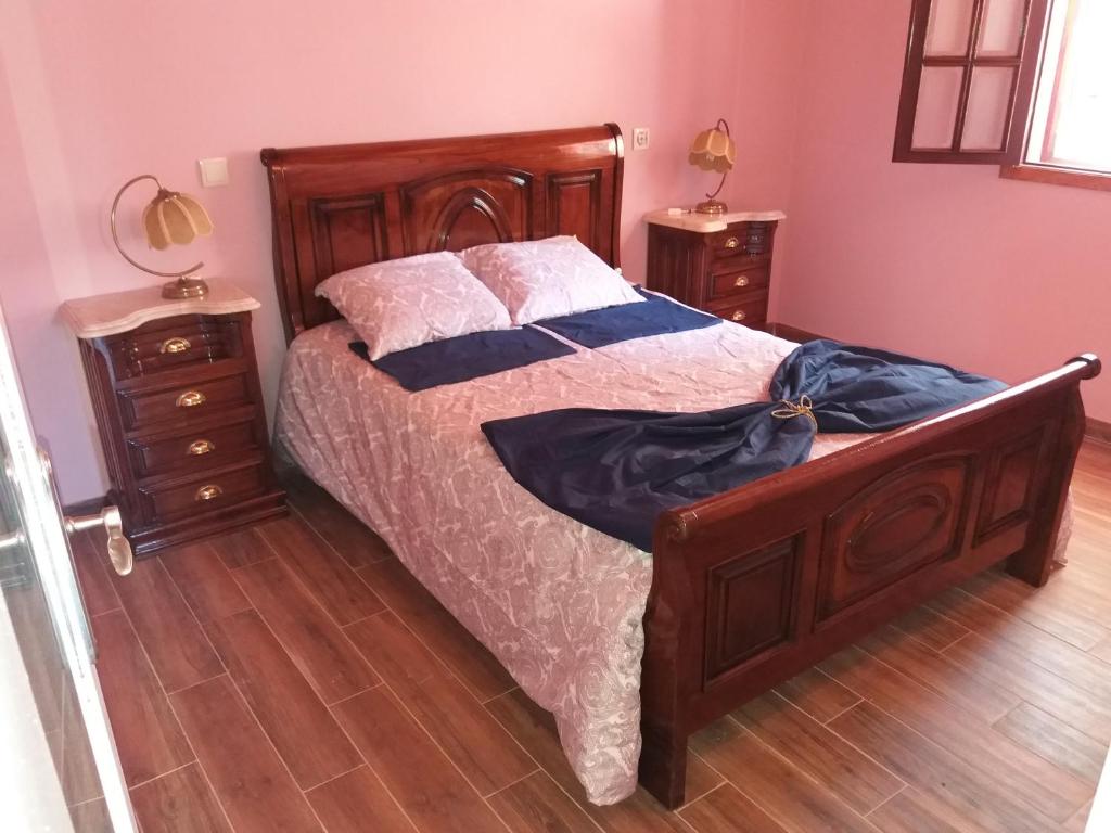 マルコ・デ・カナヴェゼスにあるCasas de Canavezesのベッドルーム1室(ベッド1台、ナイトスタンド2台付)