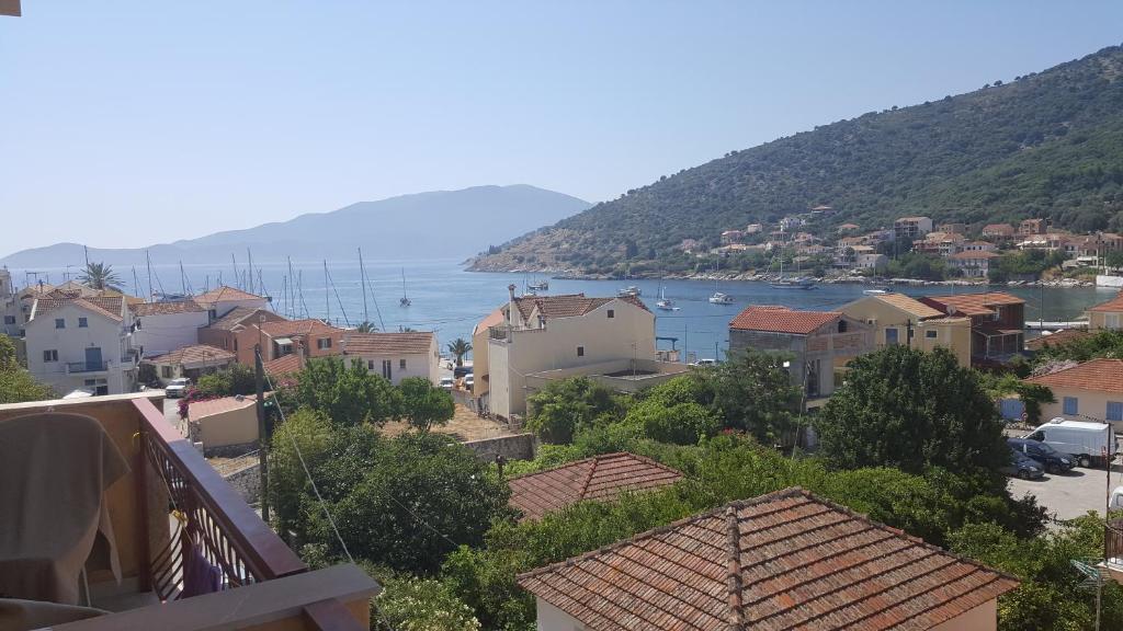 una ciudad con vistas al agua en Moustakis Hotel, en Agia Efimia