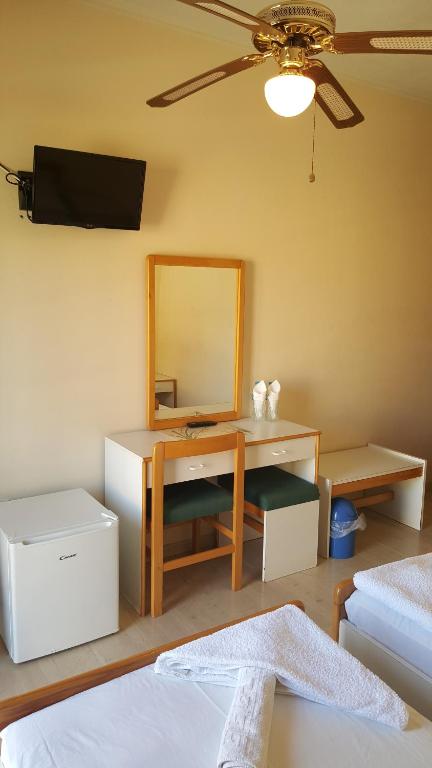 TV a/nebo společenská místnost v ubytování Moustakis Hotel