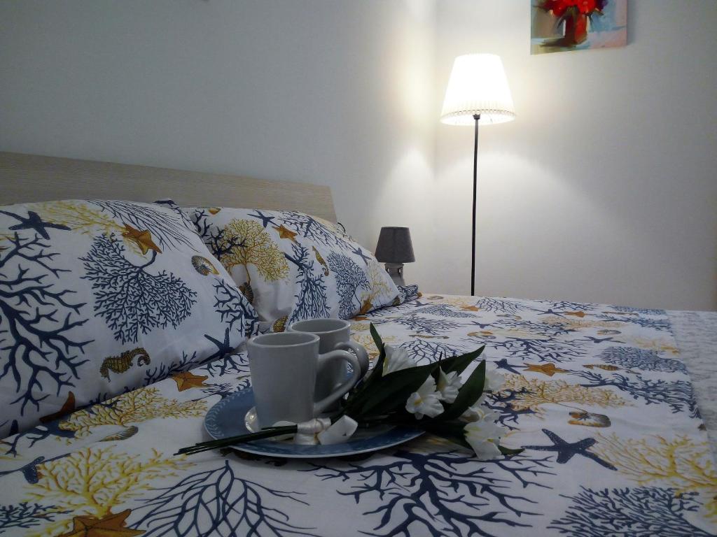 ラ・スペツィアにあるDown Town Cesarのベッド(コーヒーカップ、花のトレイ付)