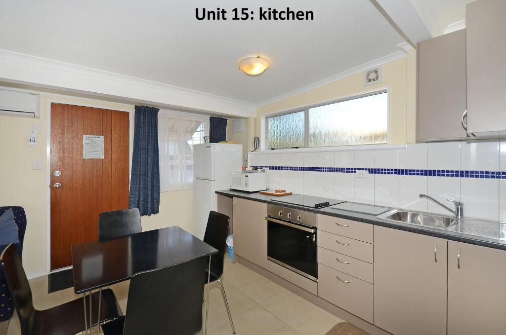 een keuken met een wastafel en een aanrecht bij Trentham Motel in Upper Hutt