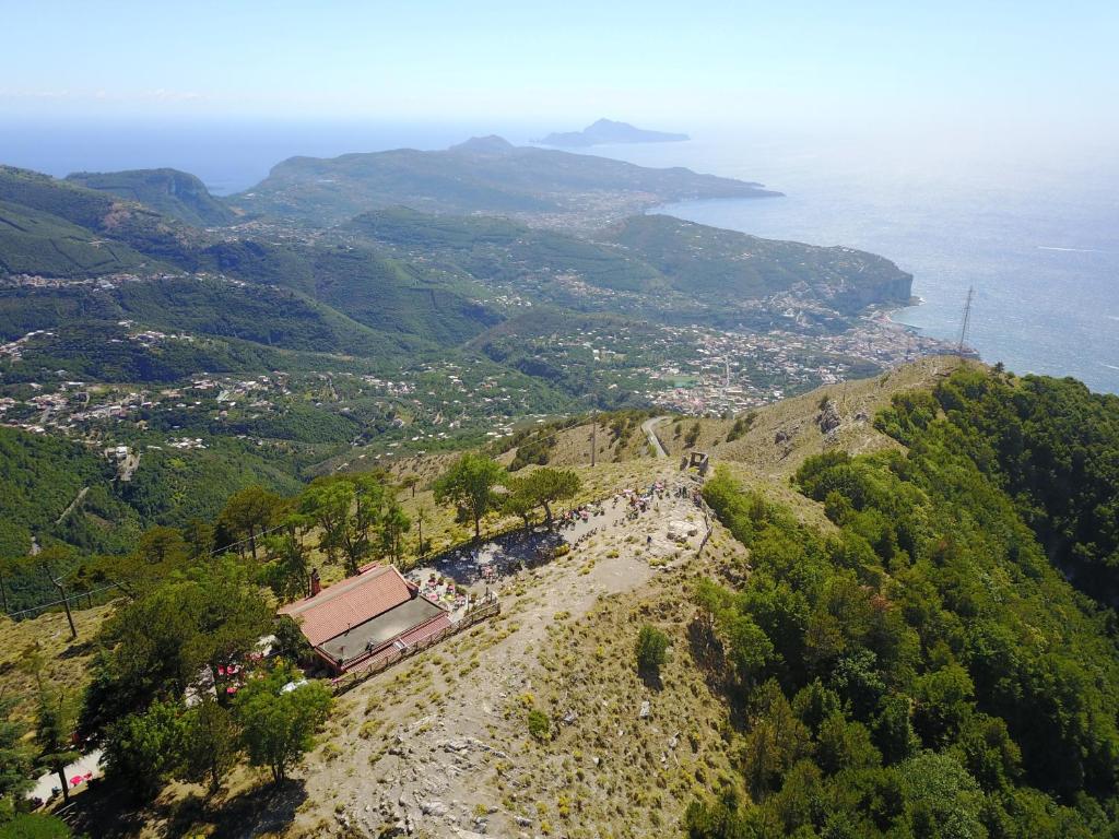 una vista aérea de una montaña con el océano en Hotel Sant'Angelo Al Belvedere, en Vico Equense