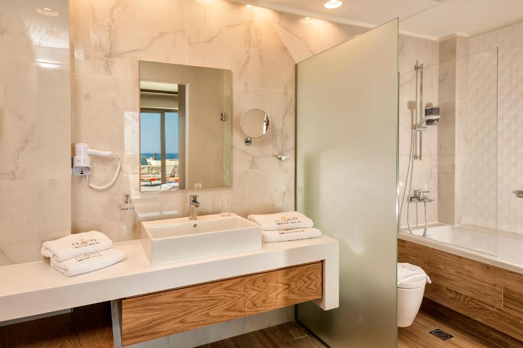 A bathroom at Eland Dream Villas