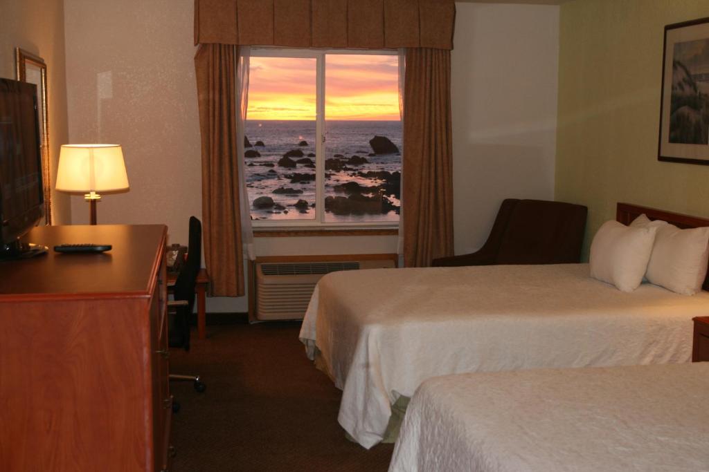 Postel nebo postele na pokoji v ubytování Oceanfront Lodge
