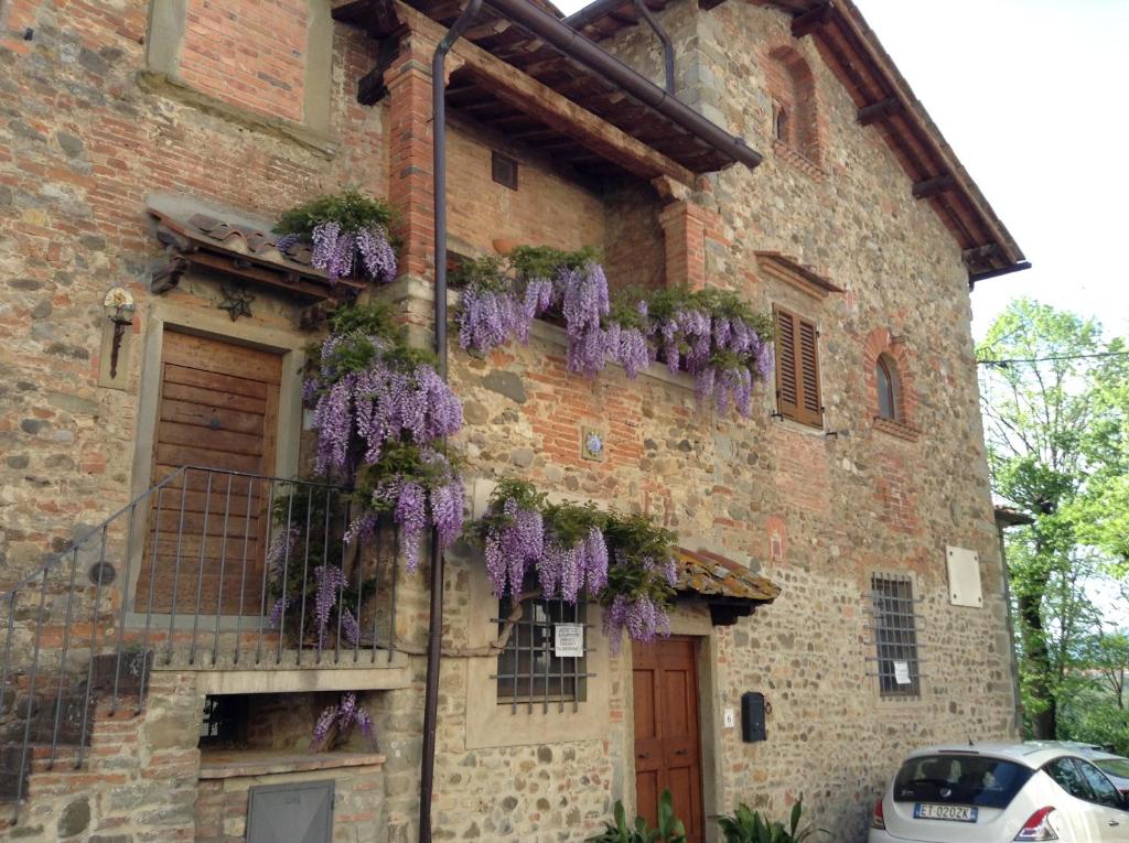 ラテリーナにあるCasa Vacanze Il Glicineの紫の花の建物