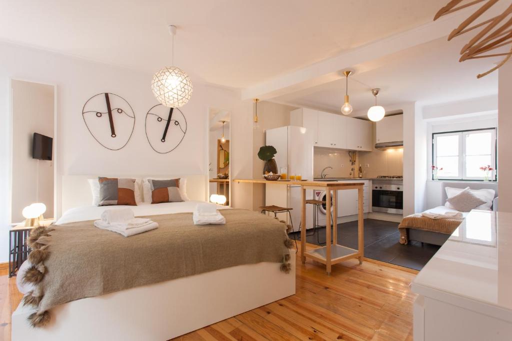 リスボンにあるMartim Moniz Studio Apartments - by LU Holidaysのベッドルーム1室(壁に2面のベッド1台付)