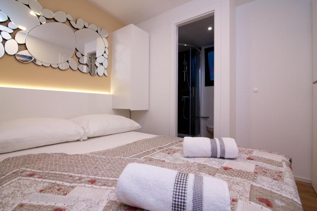 Postel nebo postele na pokoji v ubytování Tomica Apartments with Pool