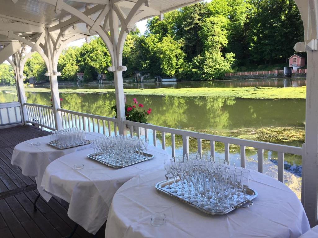 Výhled na řeku, která protéká v blízkosti hotelu