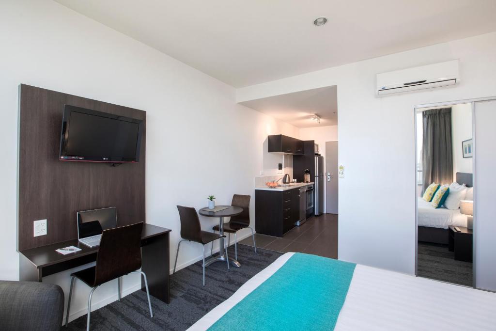 Voodi või voodid majutusasutuse Quest Henderson Apartment Hotel toas