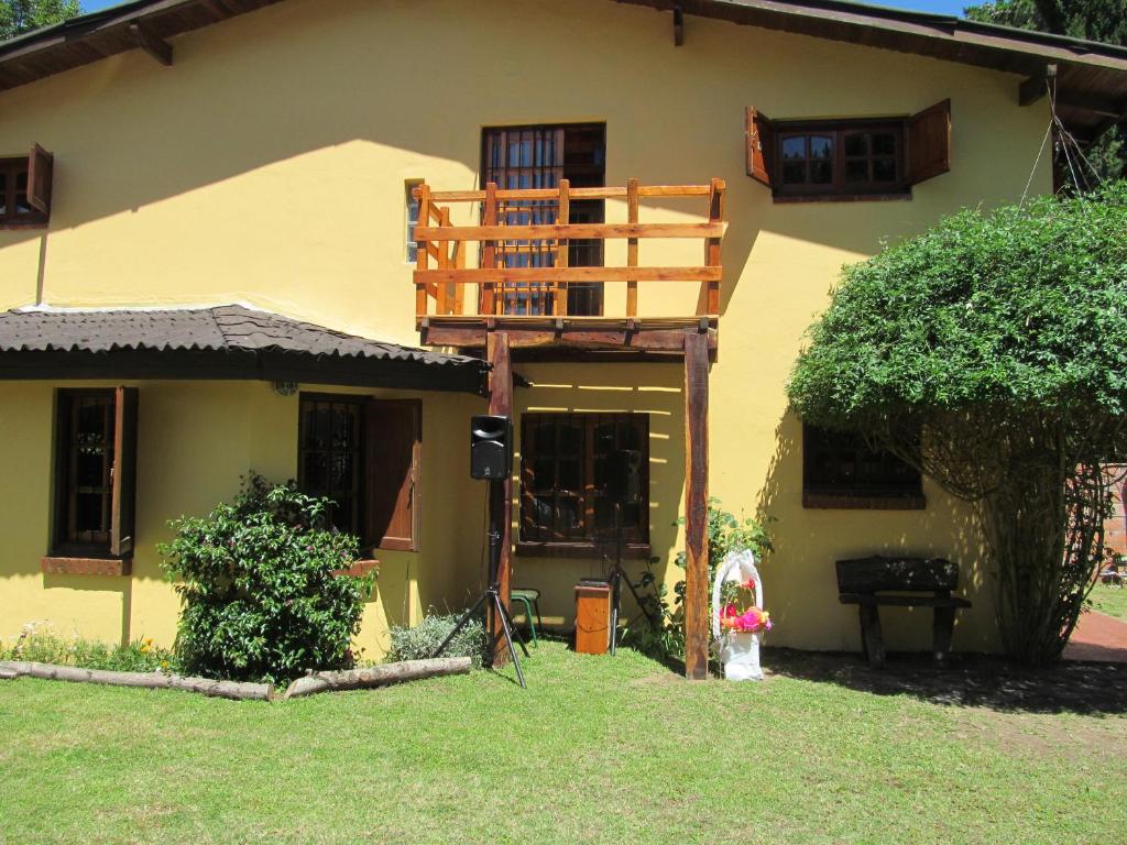 una casa con un balcón en el lateral. en Chalet Los Pasquet en La Lucila del Mar