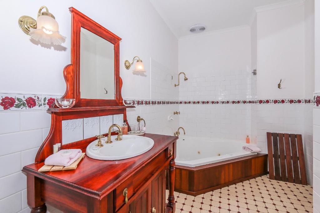 Rosebridge House Bed & Breakfast Adult Retreat - The Rose King Suite With Spa Bath