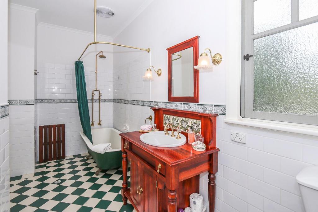 Rosebridge House Bed & Breakfast Adult Retreat - The Green King Suite With Clawfoot Bath