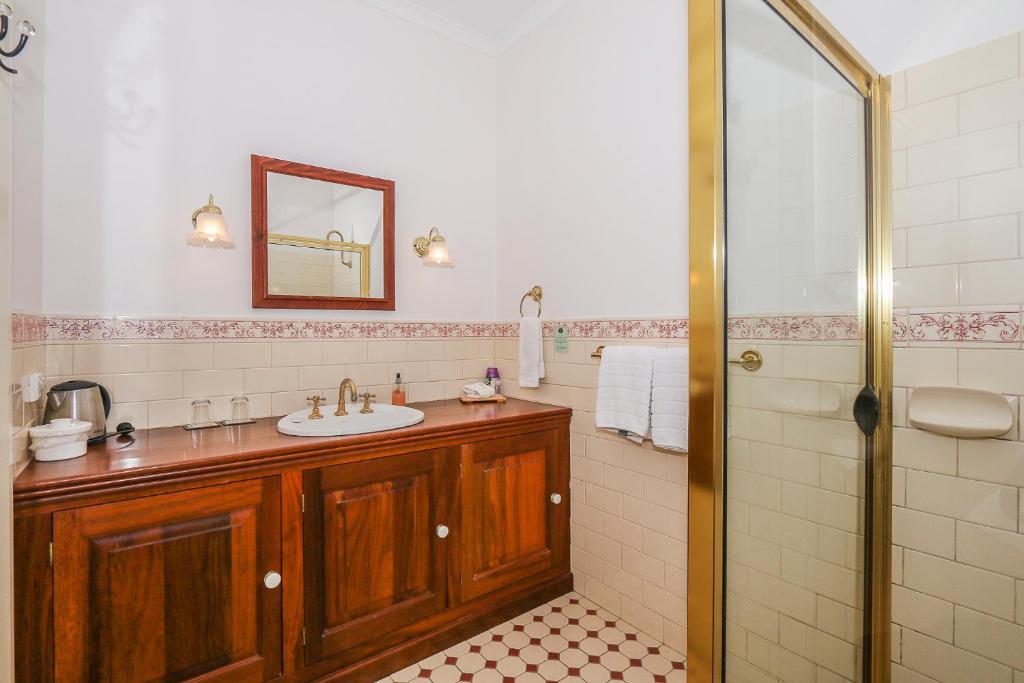 Rosebridge House Bed & Breakfast Adult Retreat - The Courtyard King Suite