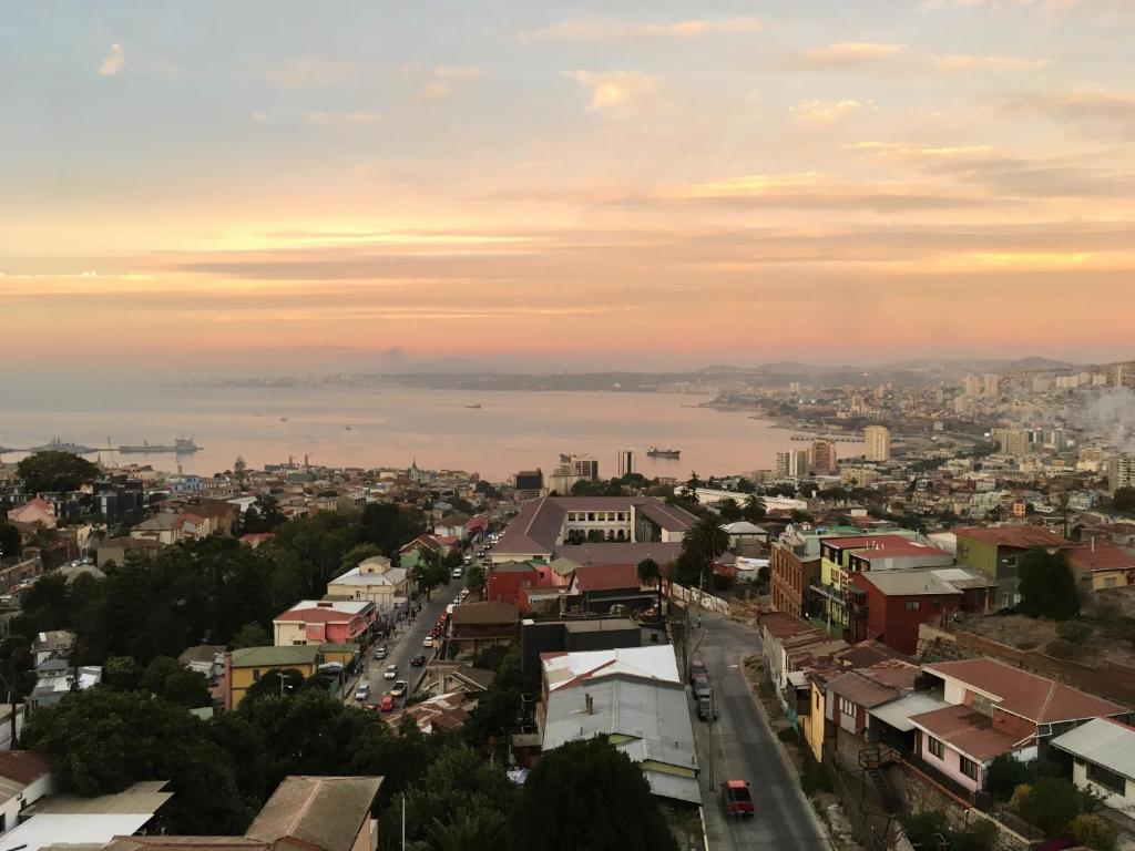 - une vue sur une ville avec une rivière et des bâtiments dans l'établissement Departamento Cerro Alegre 113, à Valparaíso