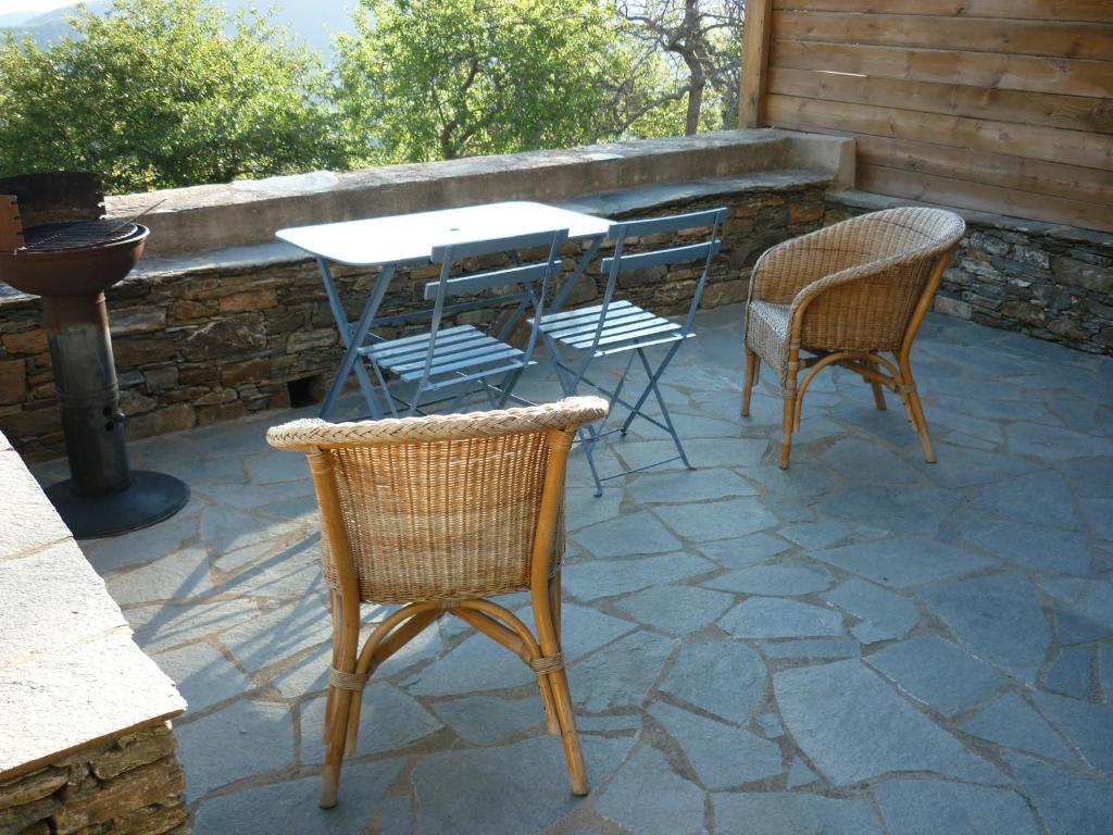 un patio con sedie, tavoli e griglia di Casa Valentini a Quercitello