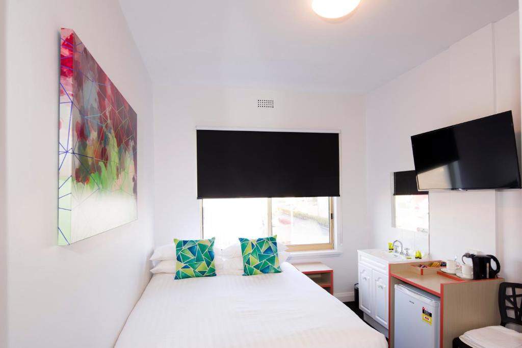 
Queen Room with Shared Bathroom and Free Welcome Drink For Two Guests
