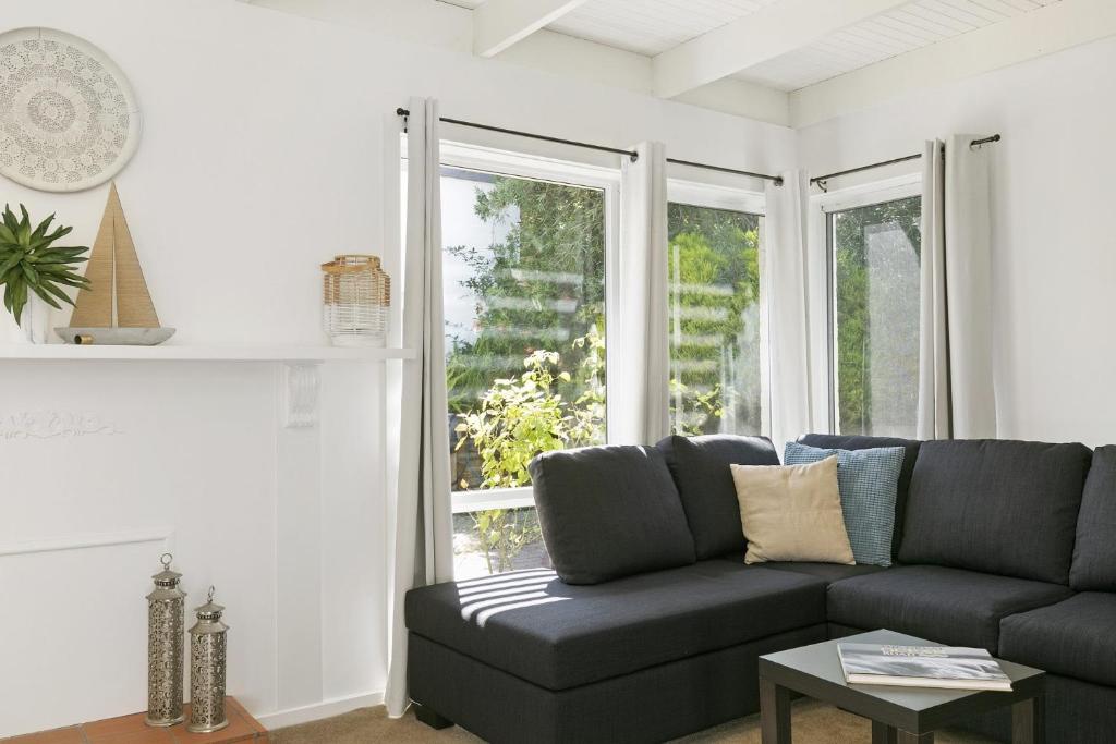 uma sala de estar com um sofá e uma janela em Mysa Anglesea Sleeps 7 WiFi Netflix Cafes Shops em Anglesea