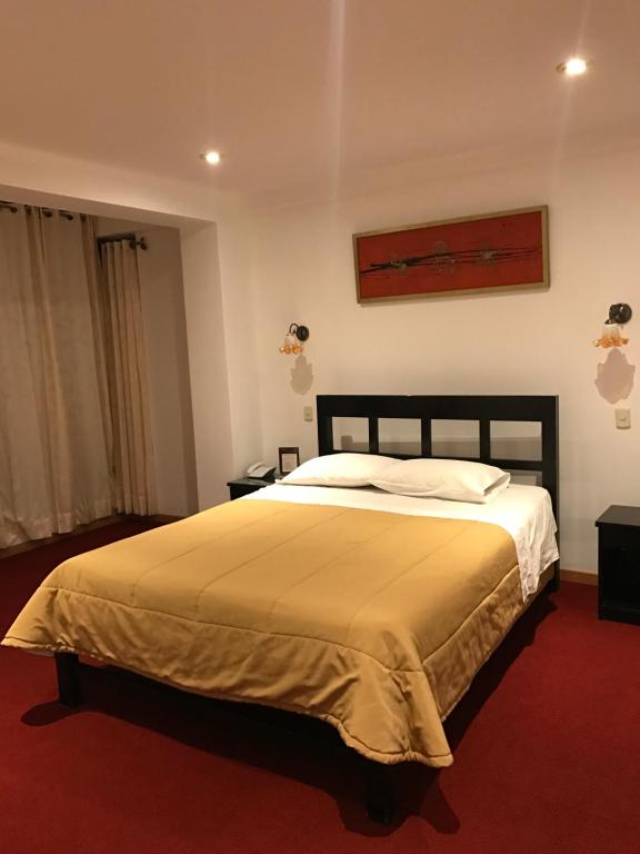 1 dormitorio con 1 cama grande en una habitación en Hostal Le Prince en Tacna