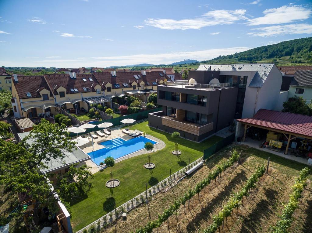 多瑙河畔毛特恩的住宿－Weinlodge Siedler，享有带游泳池的房屋的空中景致
