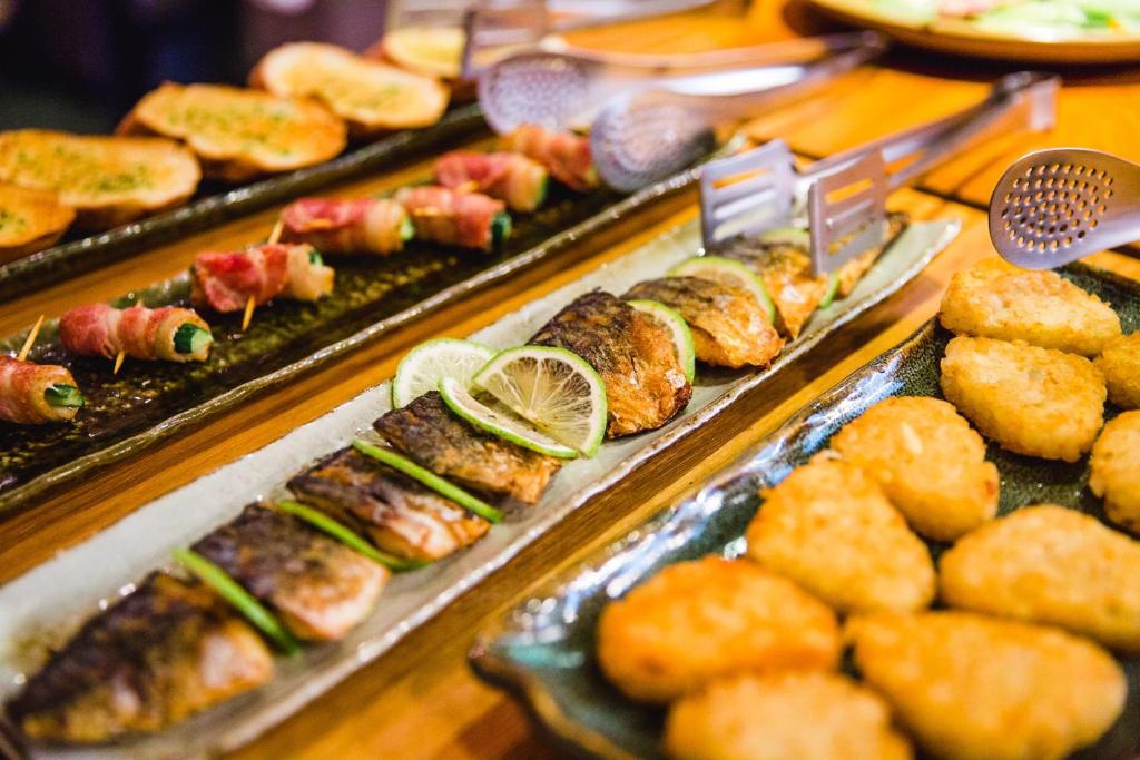 a buffet filled with different types of food on trays at 輕塵別院Serenegray B&amp;B in Wujie