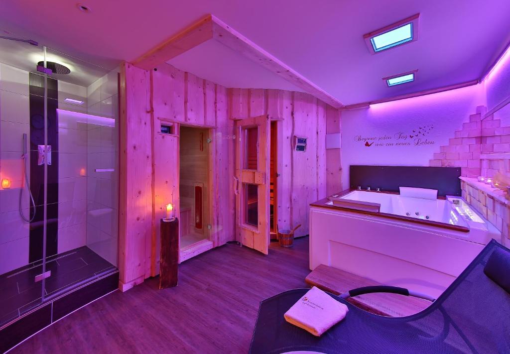 ein lila Badezimmer mit einem Waschbecken und einer Dusche in der Unterkunft Ferienwohnungen Auenweg in Mauth