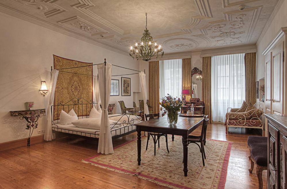 Postel nebo postele na pokoji v ubytování Hotel Orphée - Großes Haus