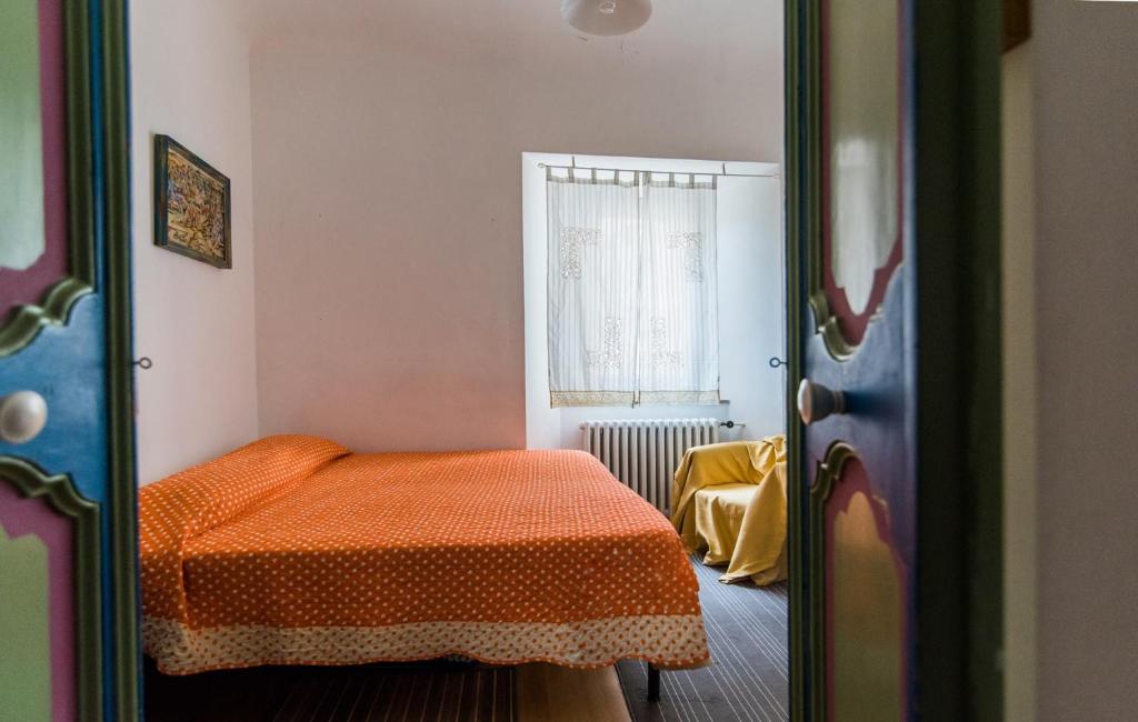 een kleine kamer met een bed en een raam bij La Casa Dell'Artista in Fermo