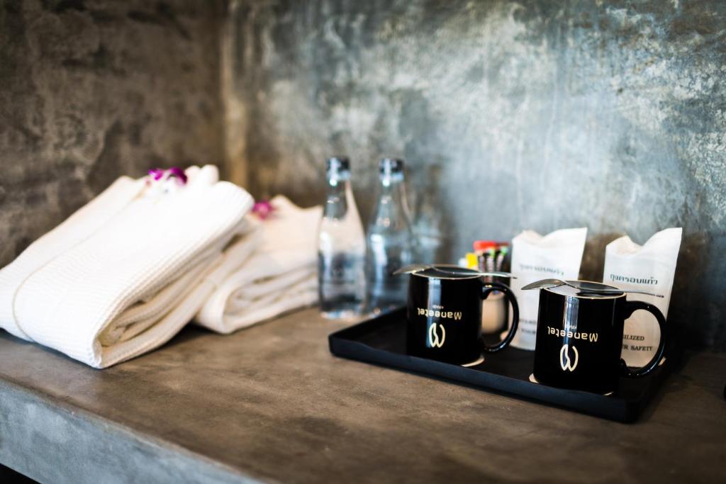 Comodidades para preparar café e chá em Maneetel Krabi Beachfront-SHA Plus