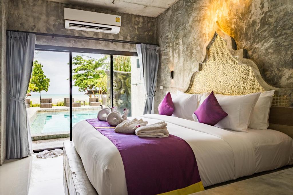 Cama ou camas em um quarto em Maneetel Krabi Beachfront-SHA Plus