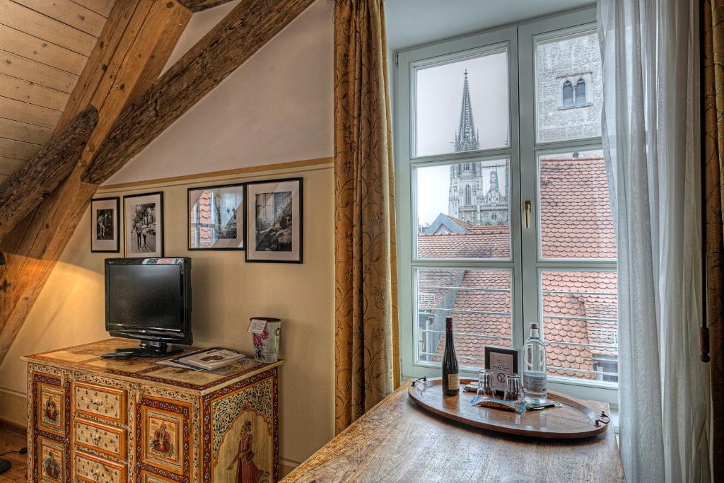 TV a/nebo společenská místnost v ubytování Hotel Orphée - Großes Haus