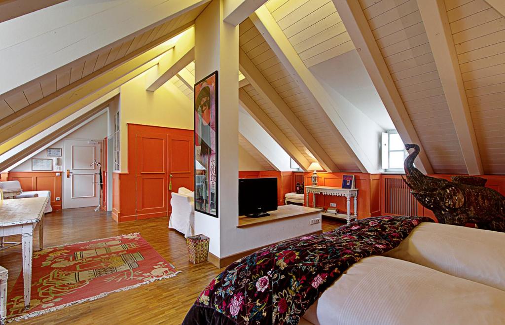TV a/nebo společenská místnost v ubytování Hotel Orphée - Großes Haus