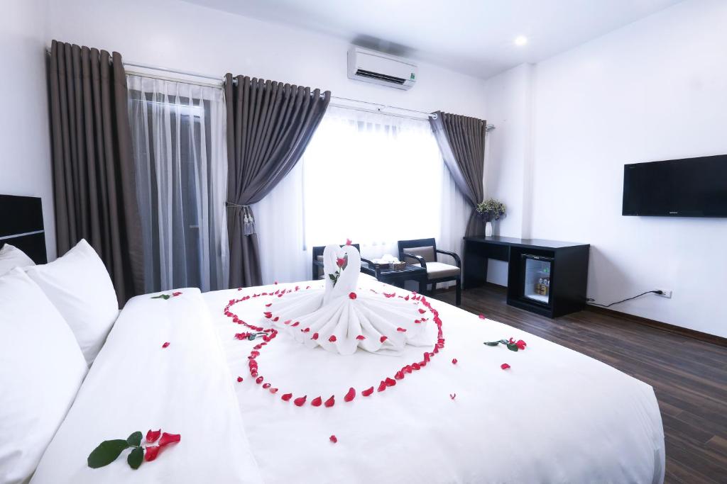 Postel nebo postele na pokoji v ubytování Hanoi Starlight Boutique Hotel