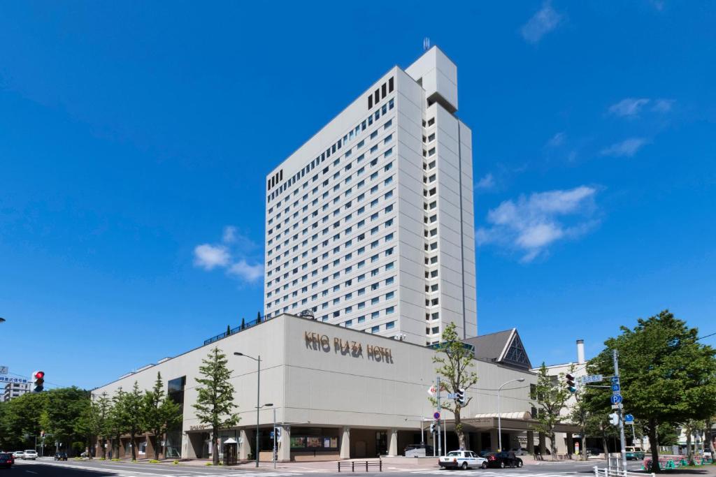札幌的住宿－札幌京王廣場酒店，一座白色的大建筑,上面有标志