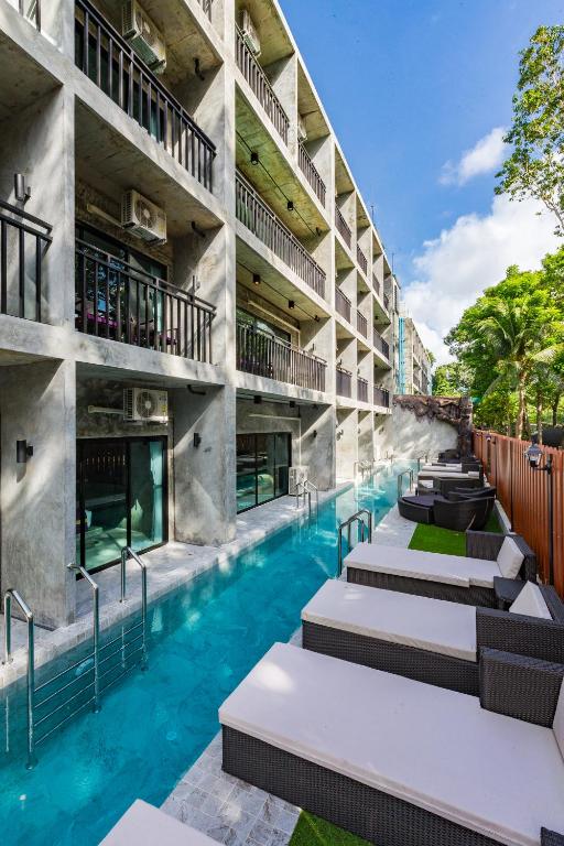 A piscina localizada em Maneetel Krabi Beachfront-SHA Plus ou nos arredores