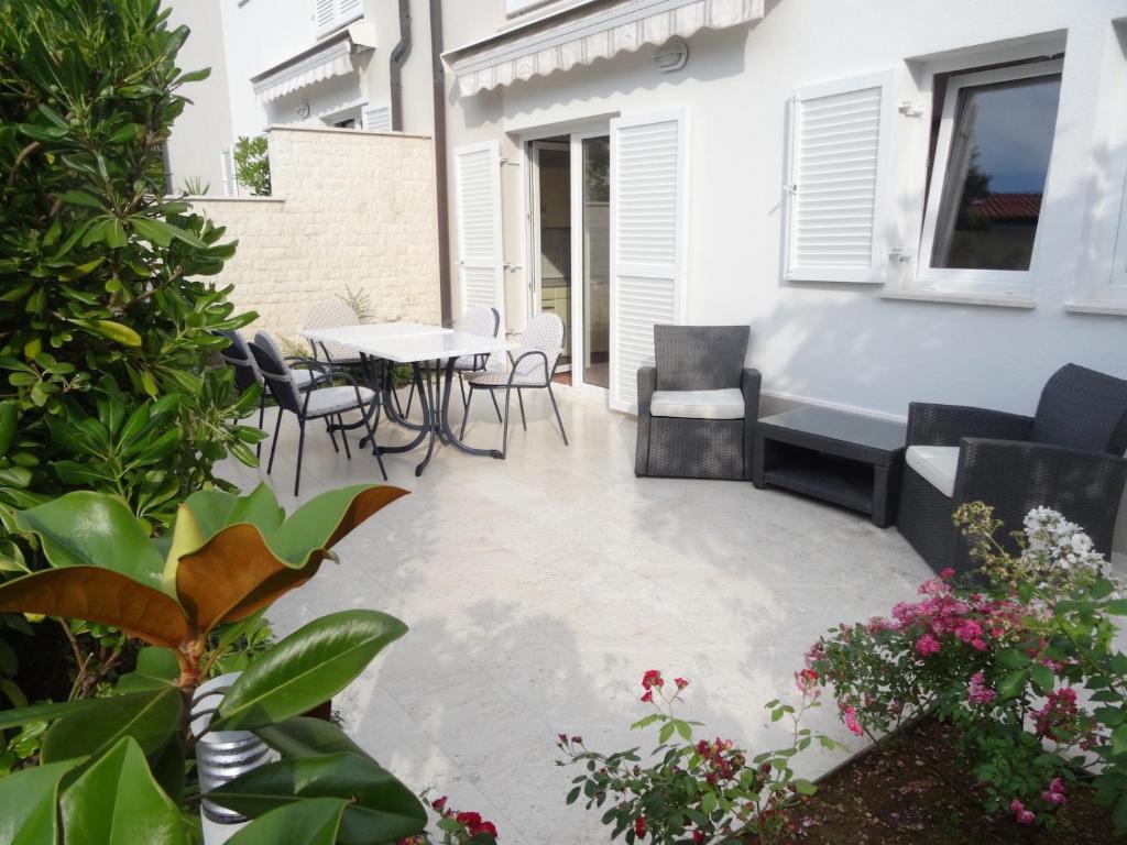 Patio nebo venkovní prostory v ubytování Neva Apartments
