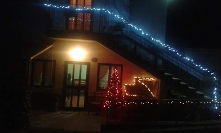 a house with a christmas tree and lights on it at Regina di cuori in LʼAquila