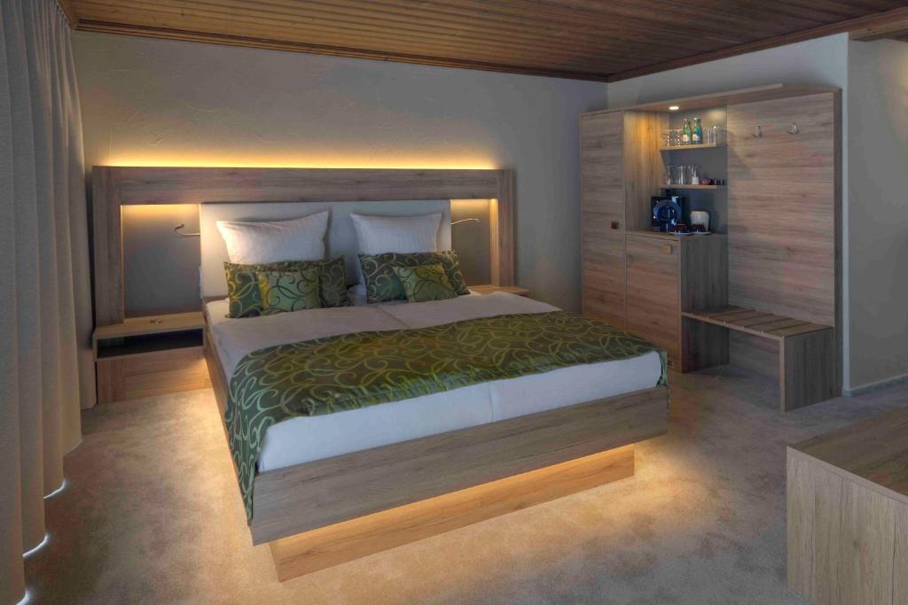 ein Schlafzimmer mit einem großen Bett in einem Zimmer in der Unterkunft Deeke's Quellenhof in Lübbecke