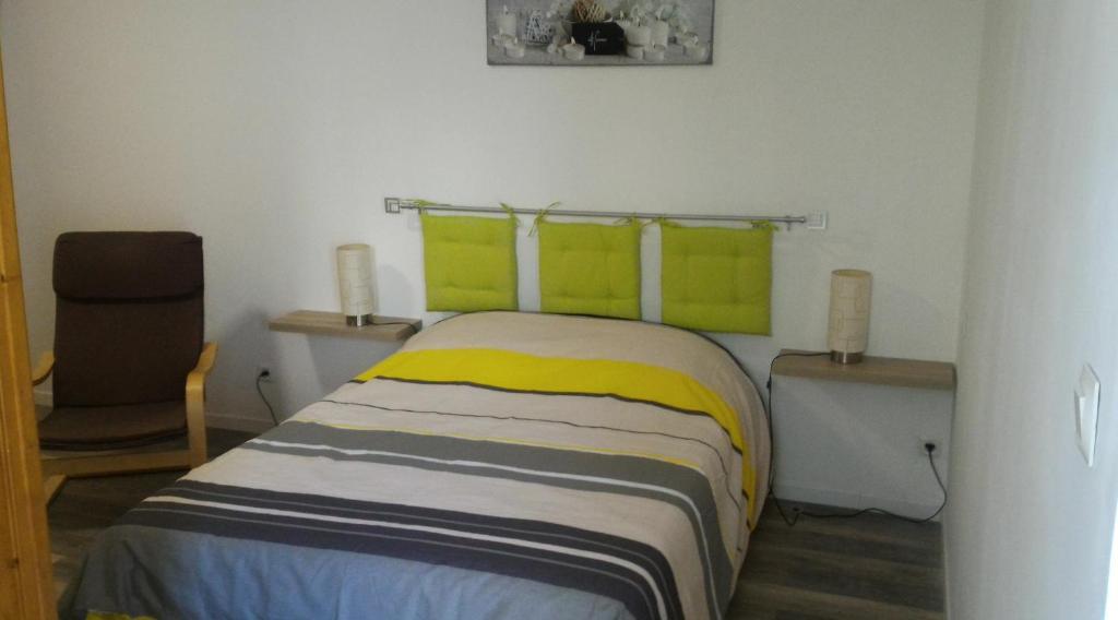 ラ・フロスリエールにあるGite Duguesclin VERTのベッドルーム1室(緑と黄色をアクセントにしたベッド1台付)