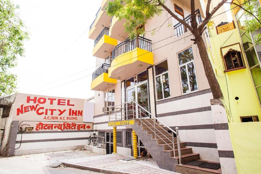 ein Hotel Mercy Inn mit einer Treppe außerhalb in der Unterkunft Hotel New City Inn in Jaipur