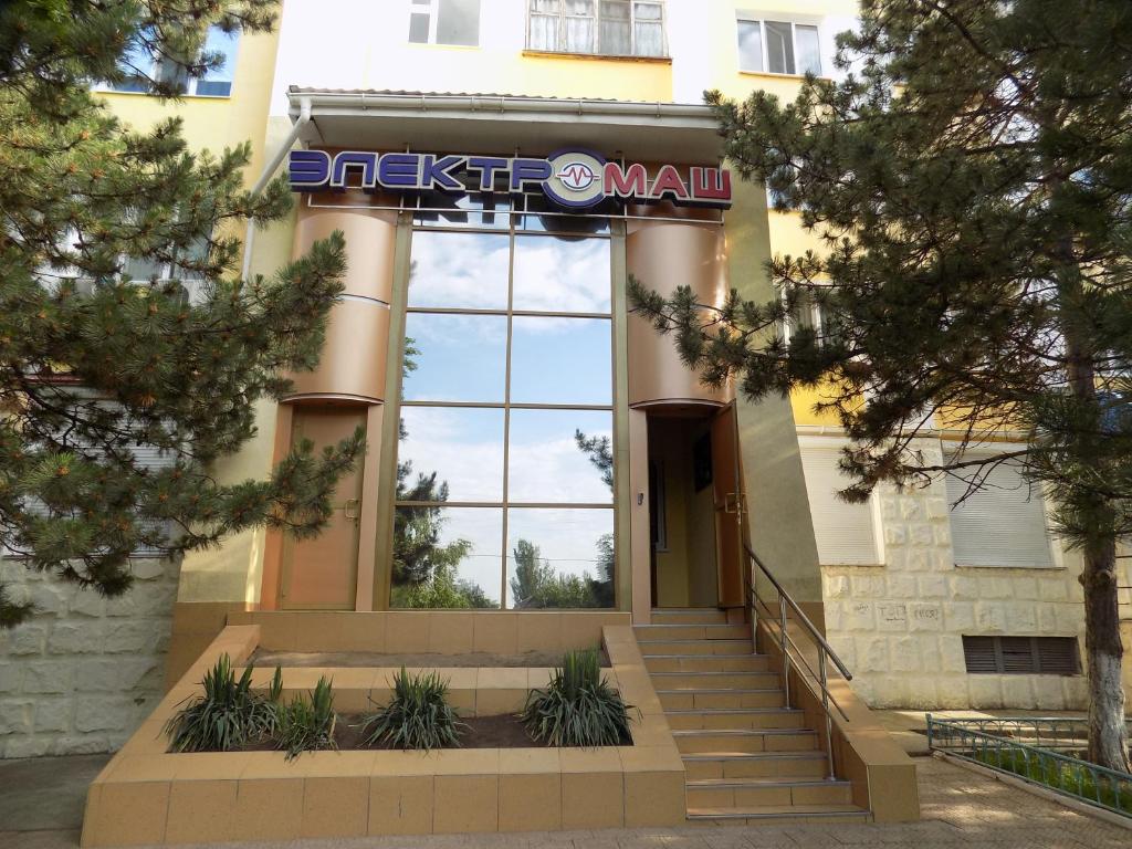 um edifício com uma placa na frente dele em Elektromash Hotel em Tiraspol