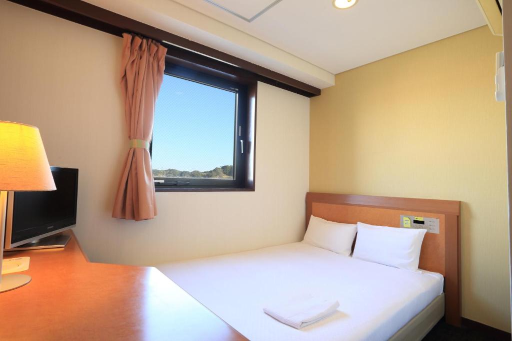 Postel nebo postele na pokoji v ubytování Smile Hotel Kakegawa