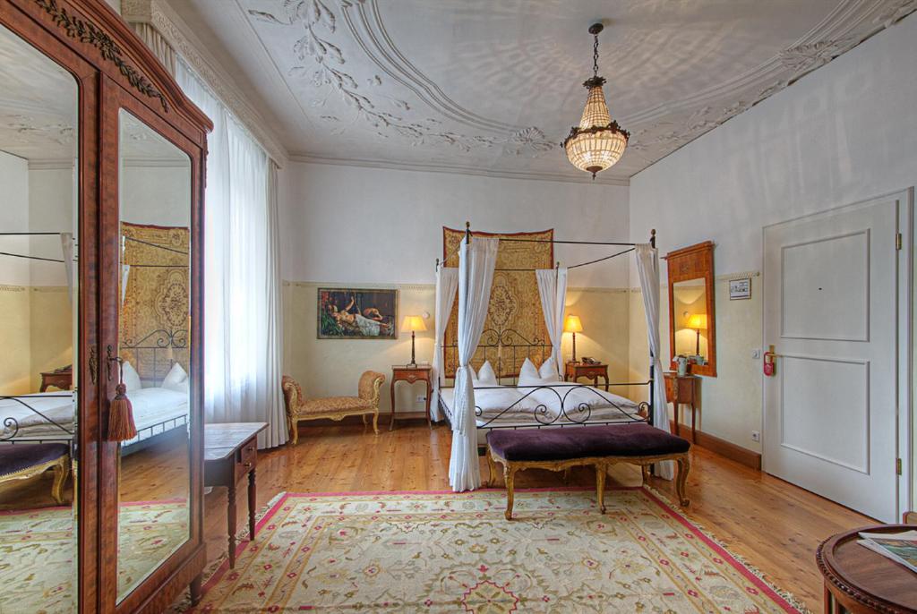 Postel nebo postele na pokoji v ubytování Hotel Orphée - Großes Haus