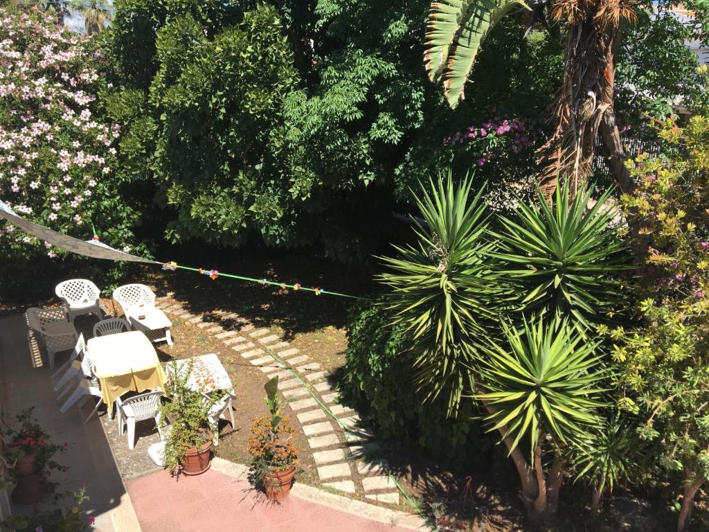 an overhead view of a garden with chairs and plants at Villa Adelaide in Belvedere