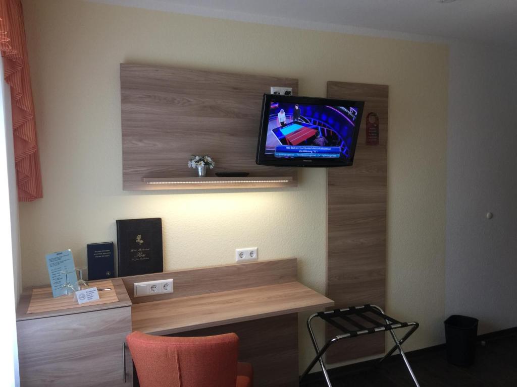 TV a/nebo společenská místnost v ubytování Hotel Rose Heidelberg inklusive Frühstück & Saunanutzung