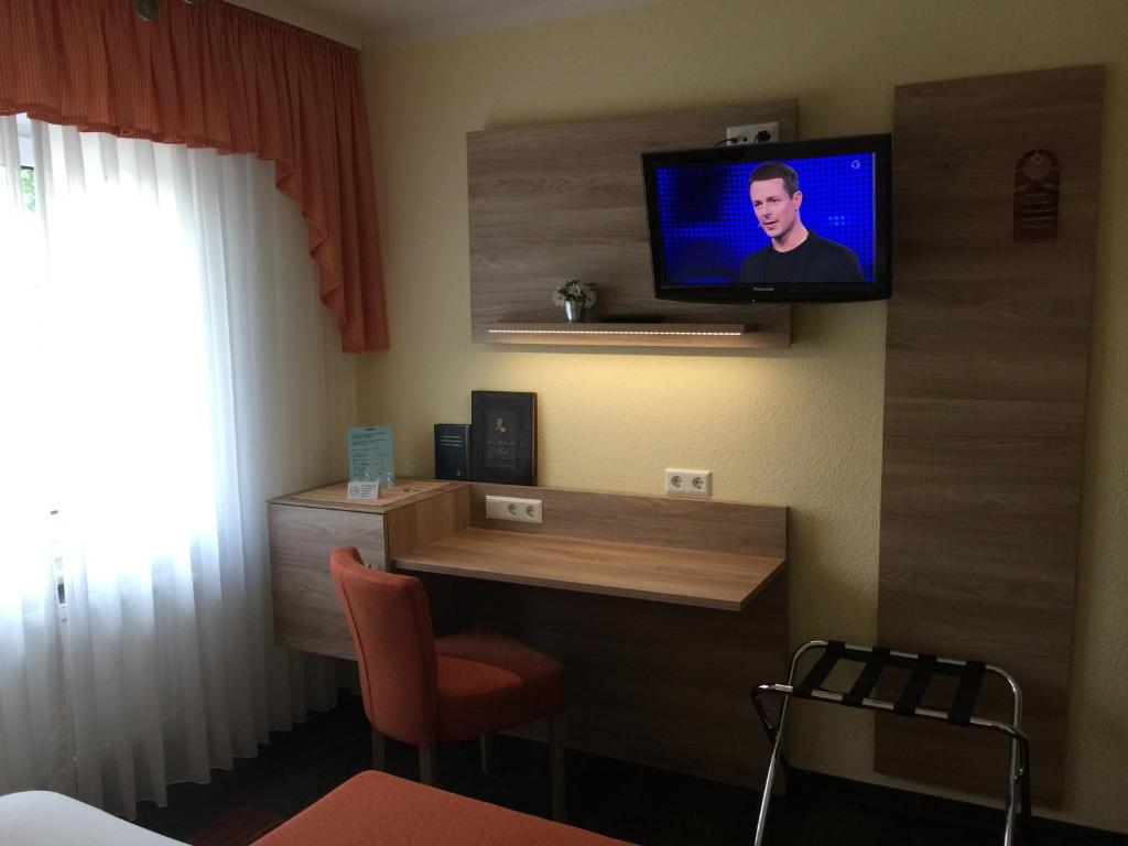 TV a/nebo společenská místnost v ubytování Hotel Rose Heidelberg inklusive Frühstück & Saunanutzung