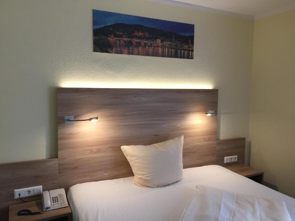 Postel nebo postele na pokoji v ubytování Hotel Rose Heidelberg inklusive Frühstück & Saunanutzung